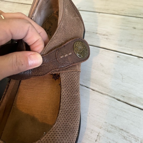 Taos Size 9 Brown Patch MaryJane Shoes - Picture 3 of 8